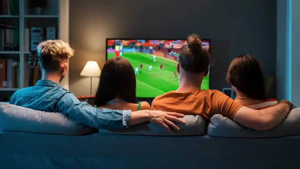 Kanepeden televizyon izleyen aile