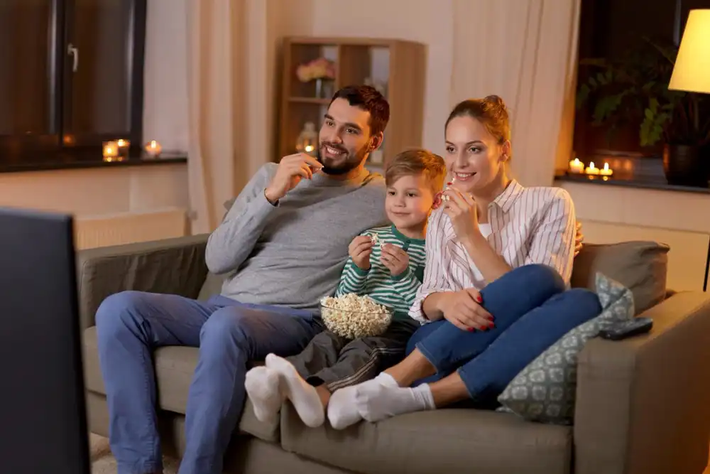 Oturma odasında birlikte vakit geçiren aile