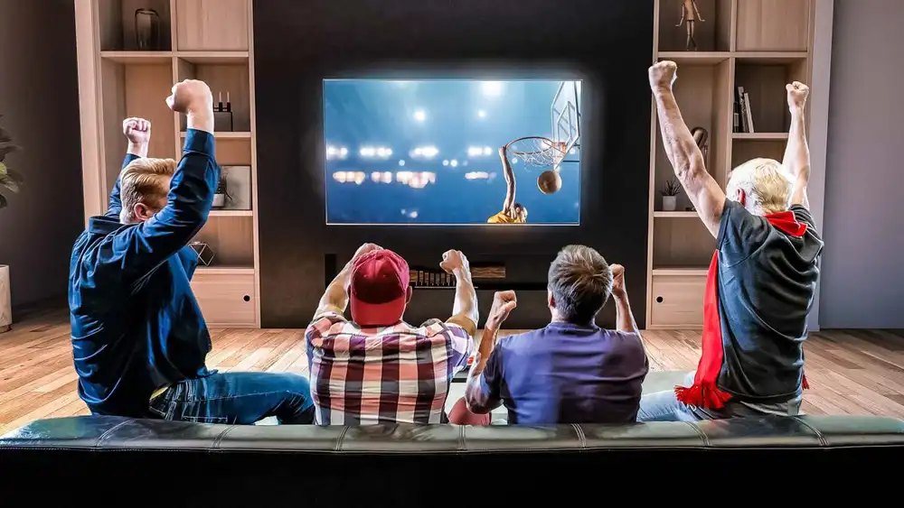 Televizyon önünde birlikte eğlenen aile