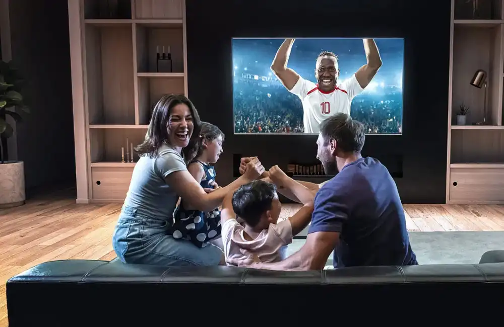 Televizyon karşısında oturan aile