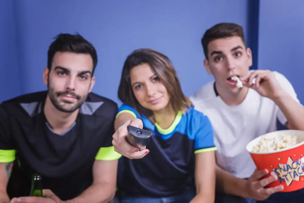 Kumandayla yayın seçen arkadaş grubu
