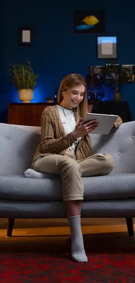 Kanepede tablet kullanan kişi